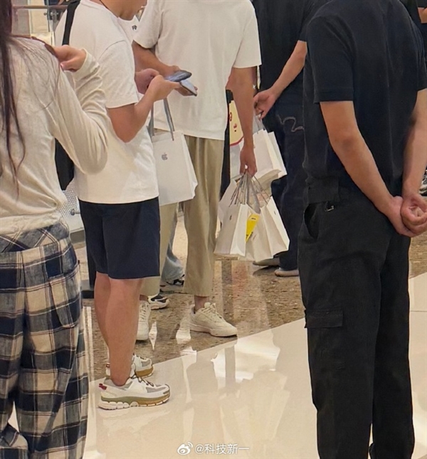 红色最抢手！iPhone 18首销 门店排长队：Pro普版没人要 1/2T版没人愿意收和买、 黄牛最高加价700元