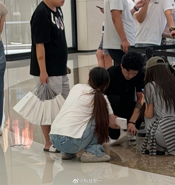 红色最抢手!iPhone 18首销 门店排长队:Pro普版没人要 1/2T版没人愿意收和买、 黄牛最高加价700元 红色最抢手!iPhone 18首销 门店排长队:Pro普版没人要 1/2T版没人愿意收和买、 黄牛最高加价700元