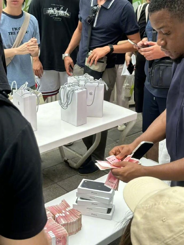 红色最抢手!iPhone 18首销 门店排长队:Pro普版没人要 1/2T版没人愿意收和买、 黄牛最高加价700元 红色最抢手!iPhone 18首销 门店排长队:Pro普版没人要 1/2T版没人愿意收和买、 黄牛最高加价700元