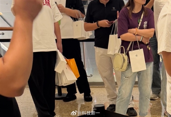 红色最抢手!iPhone 18首销 门店排长队:Pro普版没人要 1/2T版没人愿意收和买、 黄牛最高加价700元 红色最抢手!iPhone 18首销 门店排长队:Pro普版没人要 1/2T版没人愿意收和买、 黄牛最高加价700元