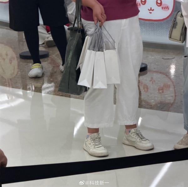红色最抢手!iPhone 18首销 门店排长队:Pro普版没人要 1/2T版没人愿意收和买、 黄牛最高加价700元 红色最抢手!iPhone 18首销 门店排长队:Pro普版没人要 1/2T版没人愿意收和买、 黄牛最高加价700元