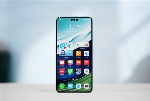 华为Mate 90系列正面外观曝光：依然独一无二三挖孔！支持3D人脸