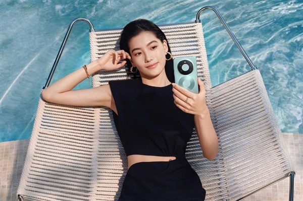华为Mate 90系列正面外观曝光：依然独一无二三挖孔！支持3D人脸