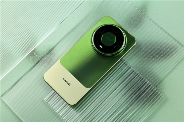 华为Mate 90 Pro Max典藏版上手:翡冷翠很抢眼!积木壳也有新玩法 华为Mate 90 Pro Max典藏版上手:翡冷翠很抢眼!积木壳也有新玩法