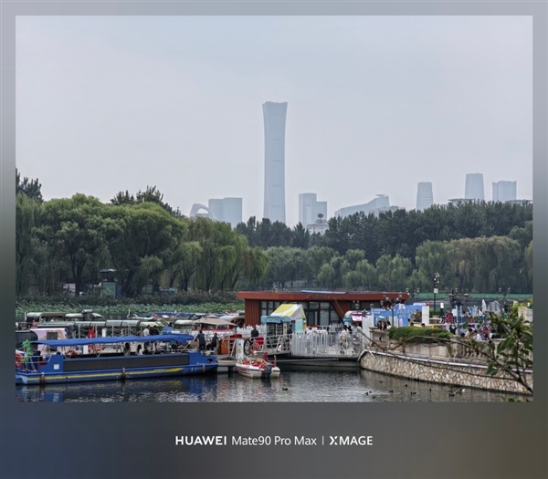 华为Mate 90 Pro Max典藏版上手:翡冷翠很抢眼!积木壳也有新玩法 华为Mate 90 Pro Max典藏版上手:翡冷翠很抢眼!积木壳也有新玩法