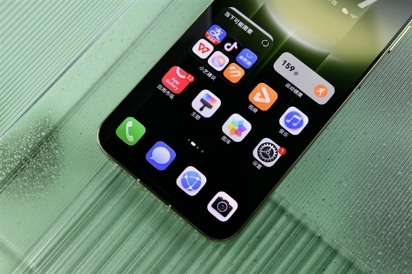 华为Mate 90 Pro Max典藏版上手:翡冷翠很抢眼!积木壳也有新玩法 华为Mate 90 Pro Max典藏版上手:翡冷翠很抢眼!积木壳也有新玩法