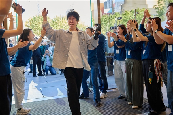 iPhone Duo全球开售！苹果晒上海静安Apple Store现场图：人山人海