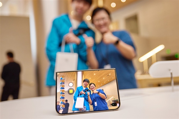iPhone Duo全球开售！苹果晒上海静安Apple Store现场图：人山人海