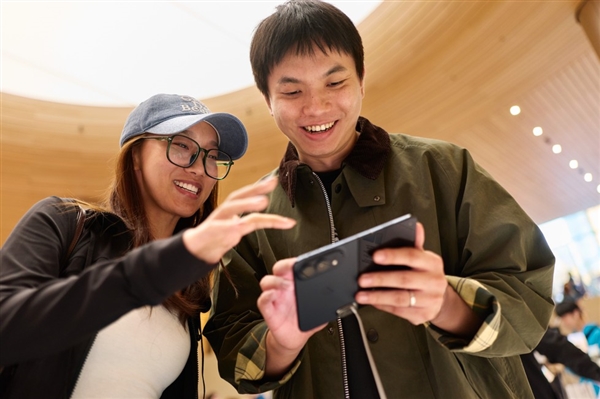 iPhone Duo全球开售！苹果晒上海静安Apple Store现场图：人山人海