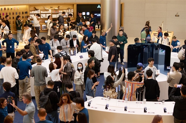 iPhone Duo全球开售！苹果晒上海静安Apple Store现场图：人山人海
